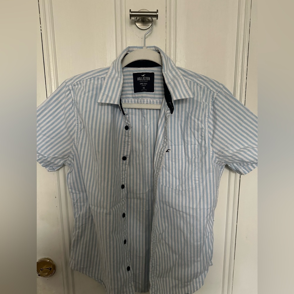 💙🤍SHORT SLEEVE HOLLISTER BUTTON UP🤍💙